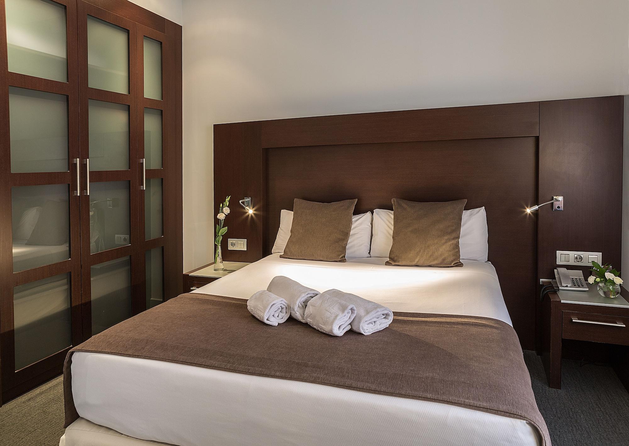 Hotel Madanis Liceo Л'Успіталет-да-Любрагат Екстер'єр фото