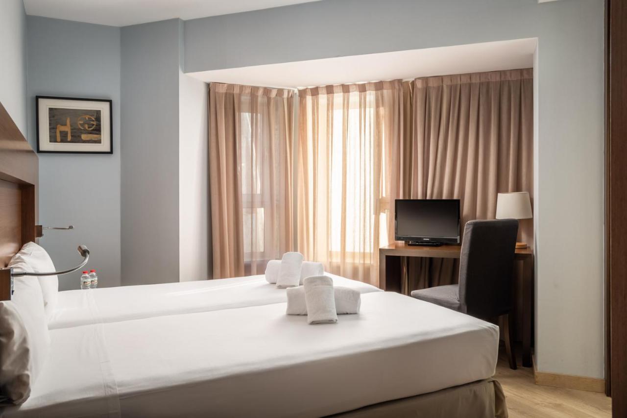 Hotel Madanis Liceo Л'Успіталет-да-Любрагат Екстер'єр фото