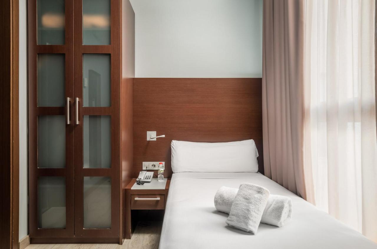 Hotel Madanis Liceo Л'Успіталет-да-Любрагат Екстер'єр фото