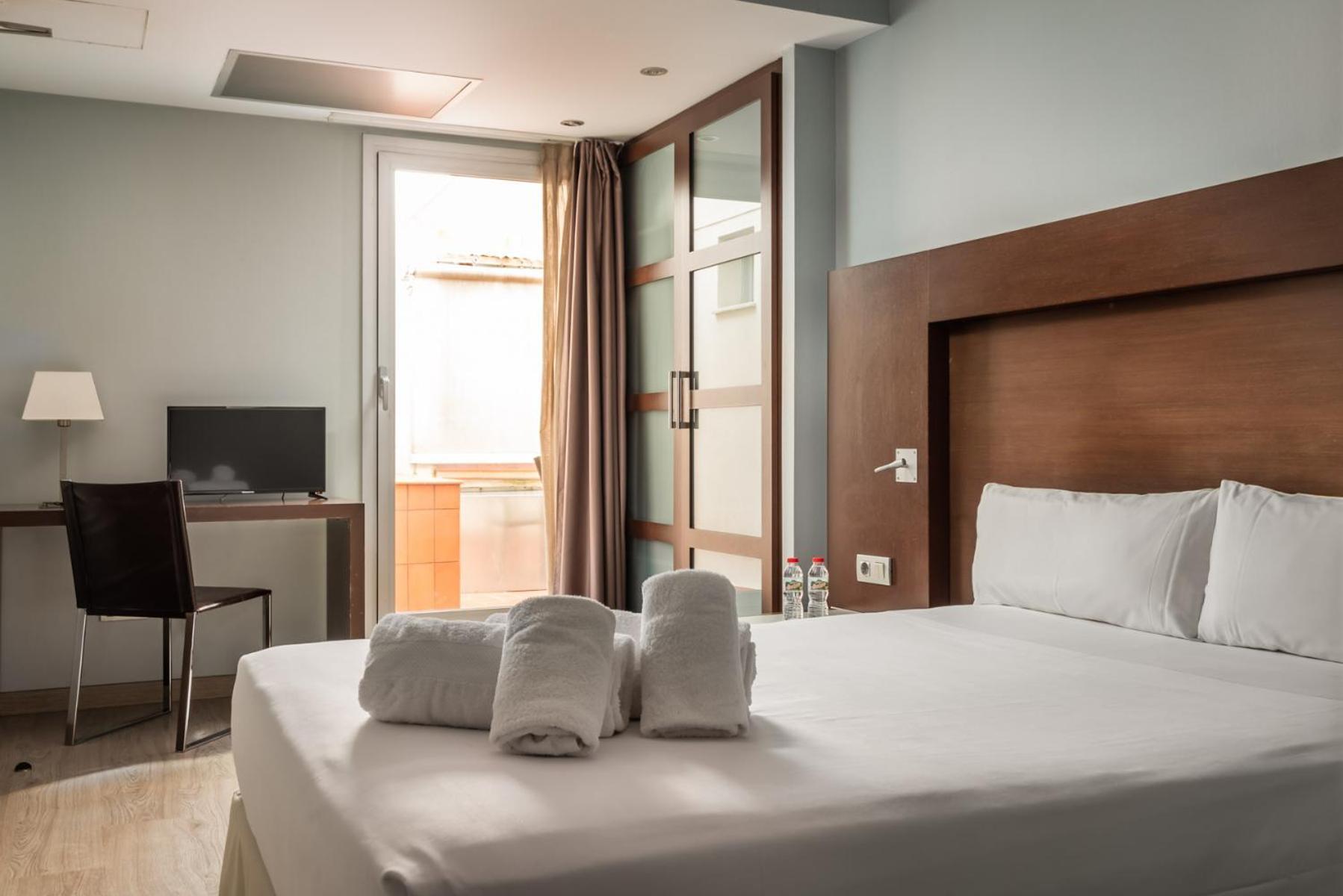 Hotel Madanis Liceo Л'Успіталет-да-Любрагат Екстер'єр фото
