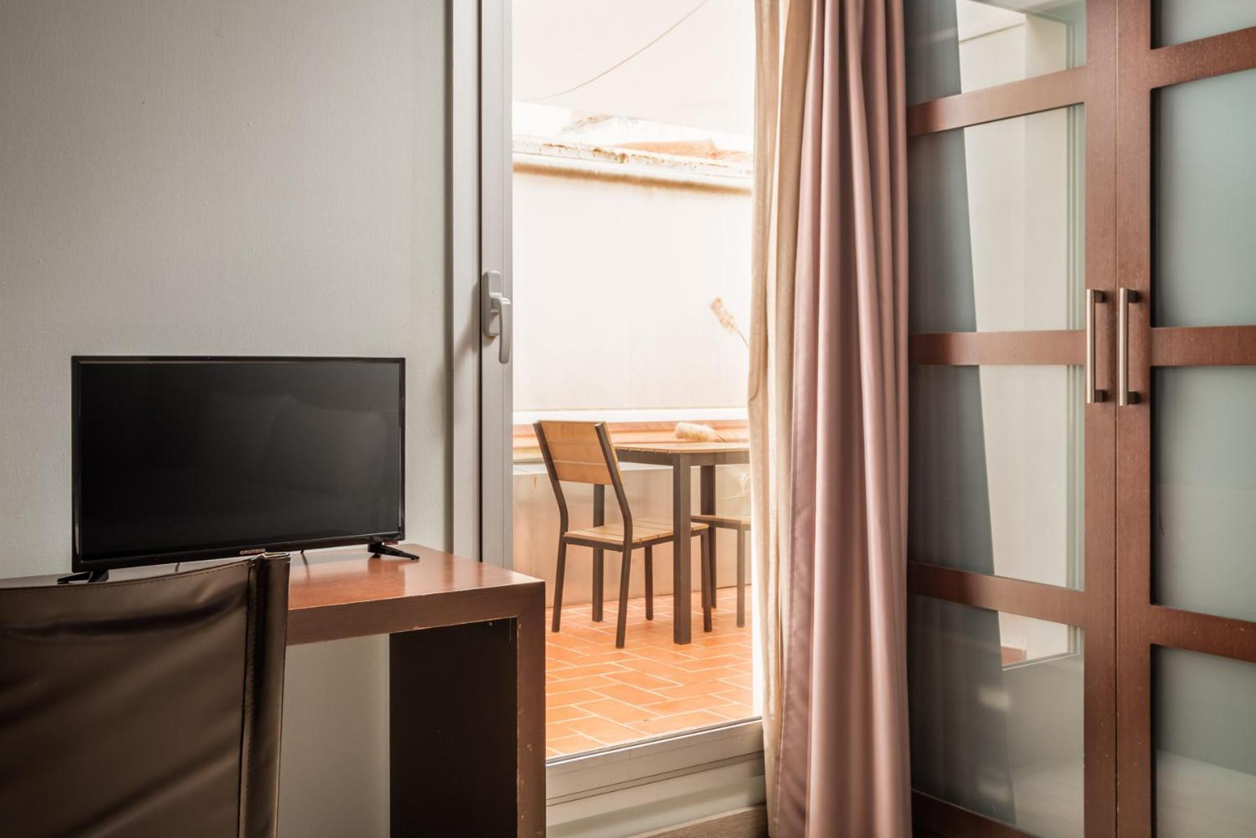 Hotel Madanis Liceo Л'Успіталет-да-Любрагат Екстер'єр фото