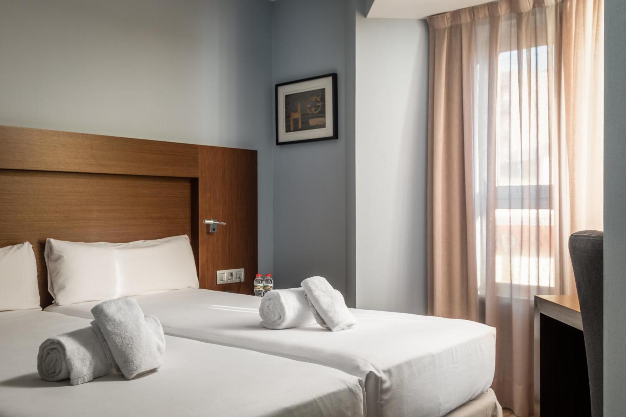 Hotel Madanis Liceo Л'Успіталет-да-Любрагат Екстер'єр фото