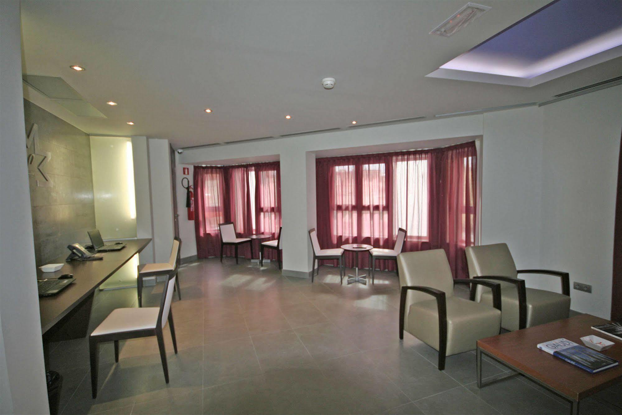 Hotel Madanis Liceo Л'Успіталет-да-Любрагат Екстер'єр фото