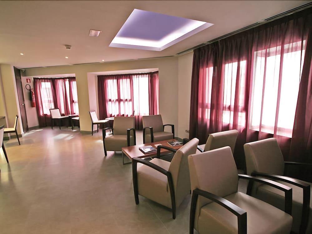 Hotel Madanis Liceo Л'Успіталет-да-Любрагат Екстер'єр фото
